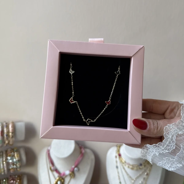 Kırmızı Siyah Taşlı Kelebek Kolye