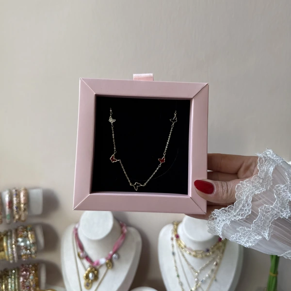 Kırmızı Siyah Taşlı Kelebek Kolye