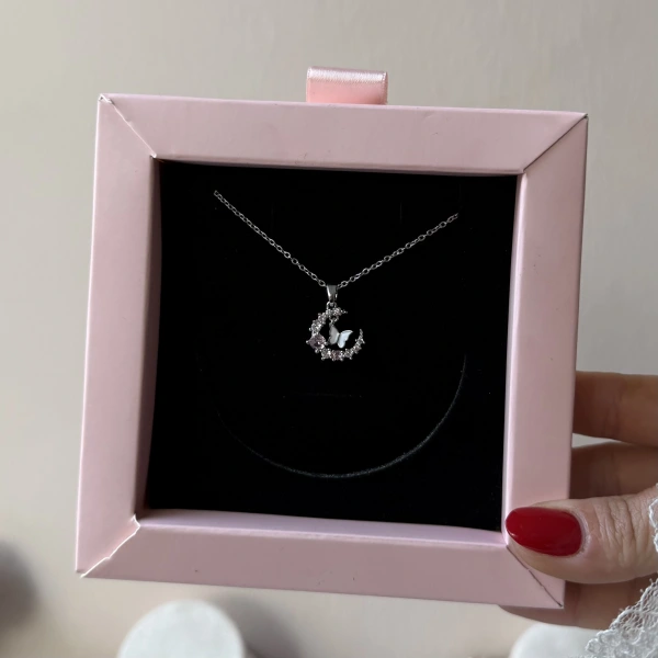 Buz Pembesi Ay ve Kelebek Kolye