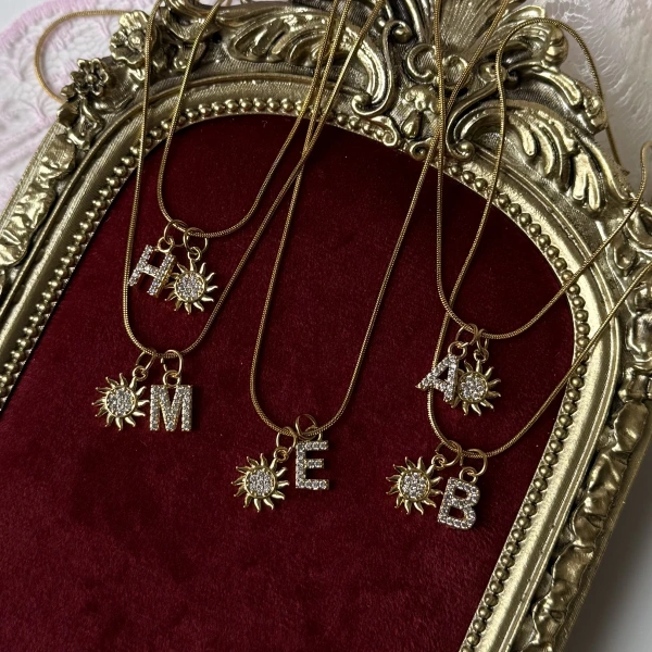 Güneşli Charmlı Harf Kolye