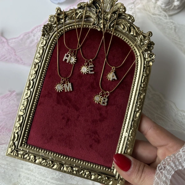 Güneşli Charmlı Harf Kolye