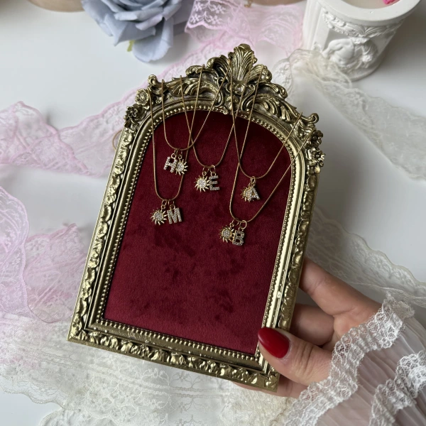 Güneşli Charmlı Harf Kolye