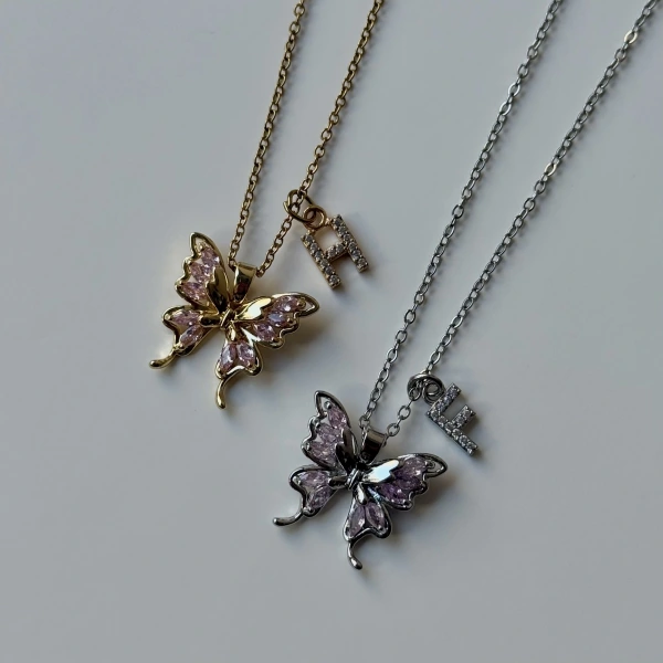 Harf Charmlı Buz Pembesi Kelebek Kolye