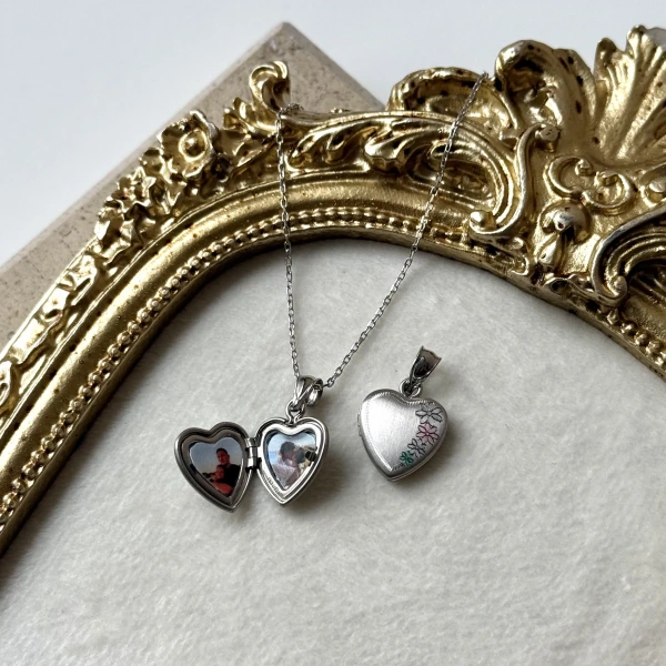 Renkli Çiçek Desenli Fotoğraflı Kalp Kolye
