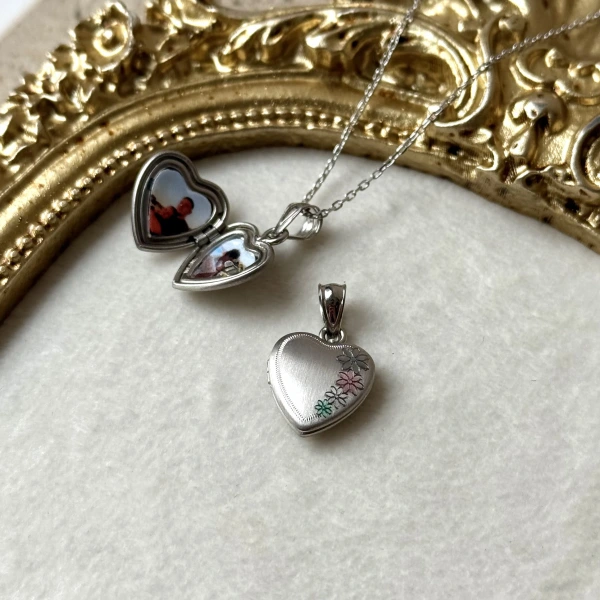 Renkli Çiçek Desenli Fotoğraflı Kalp Kolye