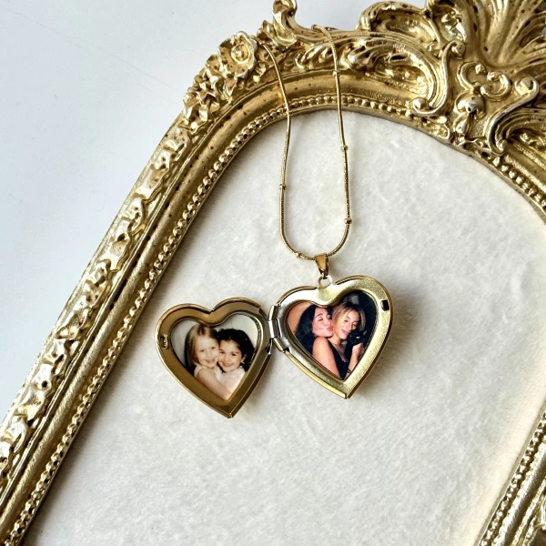 Beyaz Taş Detaylı ve Çift Fotoğraflı İşlemeli Kapaklı Kalp Kolye | (2,1 cm)