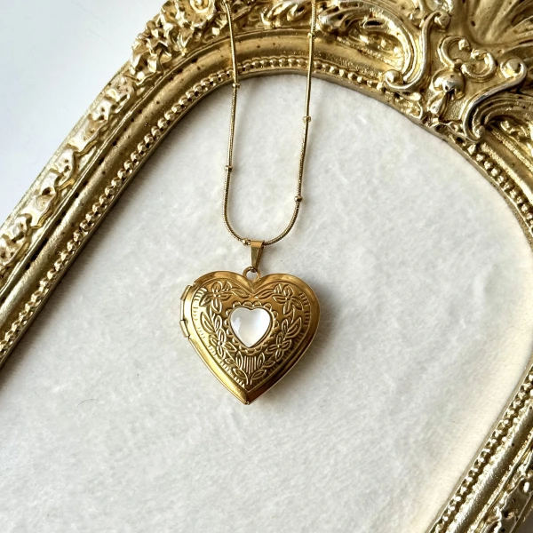 Beyaz Taş Detaylı ve Çift Fotoğraflı İşlemeli Kapaklı Kalp Kolye | (2,1 cm)