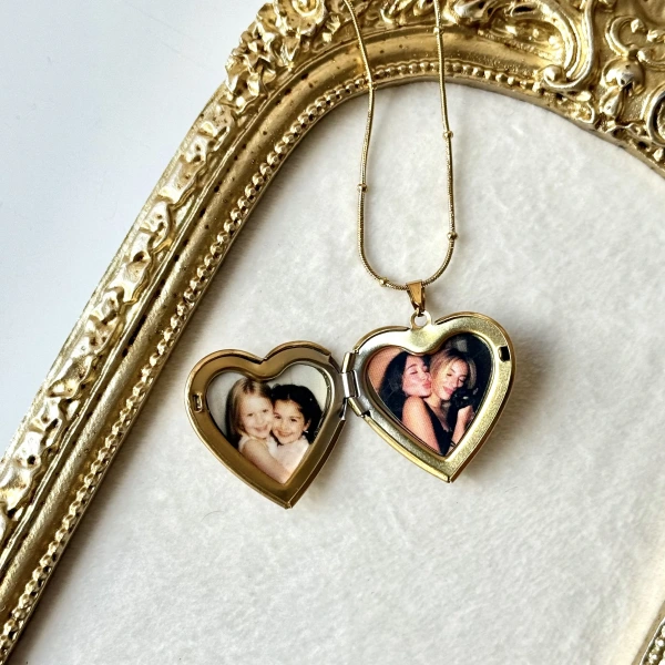 Beyaz Taş Detaylı ve Çift Fotoğraflı İşlemeli Kapaklı Kalp Kolye | (2,1 cm)