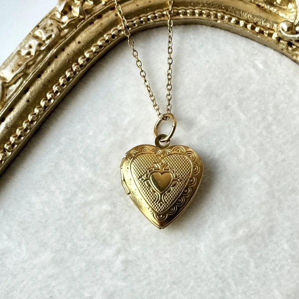 Desenli Kalp Fotoğraflı Kapaklı Kolye (1.5 cm )