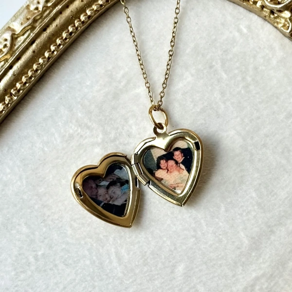 Desenli Kalp Fotoğraflı Kapaklı Kolye ( 1.5 cm )