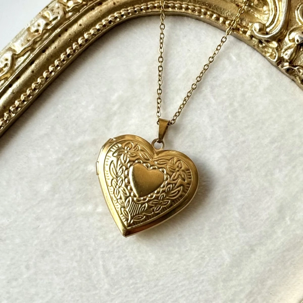 Desenli Kalp Fotoğraflı Kapaklı Kolye ( 2.1 cm )