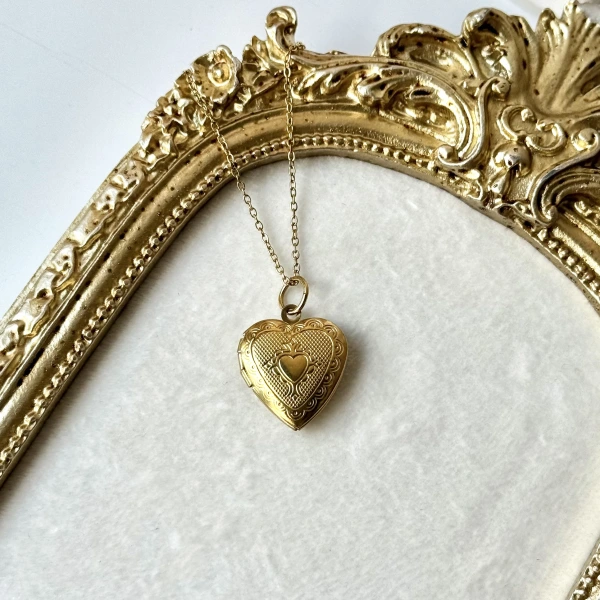 Desenli Kalp Fotoğraflı Kapaklı Kolye (1.5 cm )