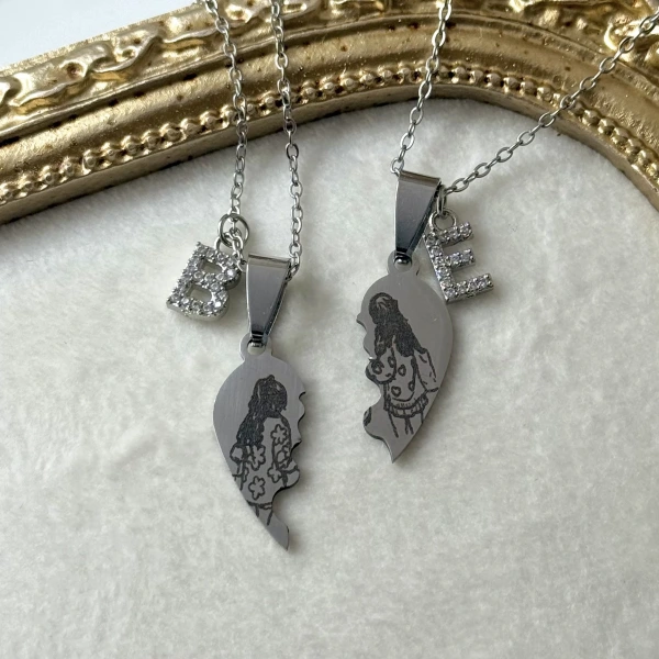 Fotoğraflı ve Harfli Arkadaşlık Kolyesi ( Sizin Fotoğrafınızla)