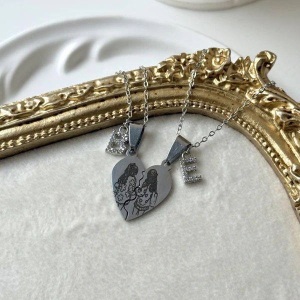 Fotoğraflı ve Harfli Arkadaşlık Kolyesi ( Sizin Fotoğrafınızla)