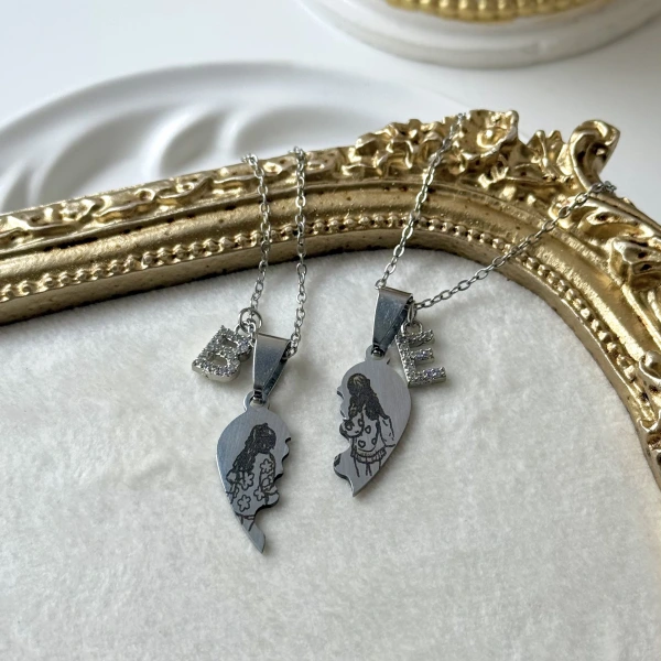 Fotoğraflı ve Harfli Arkadaşlık Kolyesi ( Sizin Fotoğrafınızla)