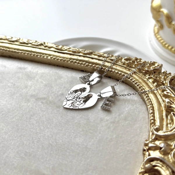 Fotoğraflı ve Harfli Arkadaşlık Kolyesi ( Sizin Fotoğrafınızla)