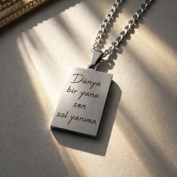 Arkası Yazılı Çizim Fotoğraflı Kolye