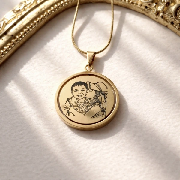 Arkası Yazılı ve Dönen Çizim Fotoğraflı Kolye