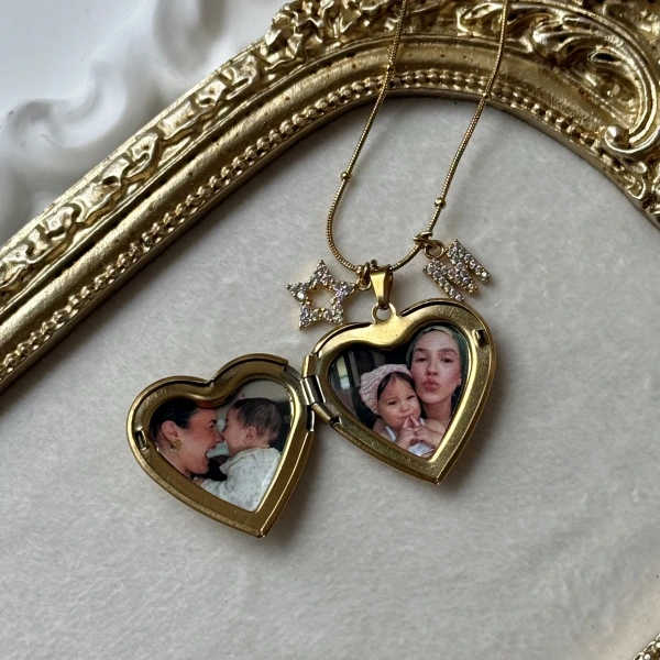 Beyaz Taş Detaylı ve Çift Fotoğraflı İşlemeli Kapaklı Kalp Kolye | (2,1 cm)