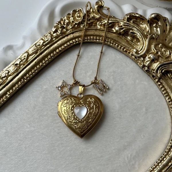 Beyaz Taş Detaylı ve Çift Fotoğraflı İşlemeli Kapaklı Kalp Kolye | (2,1 cm)