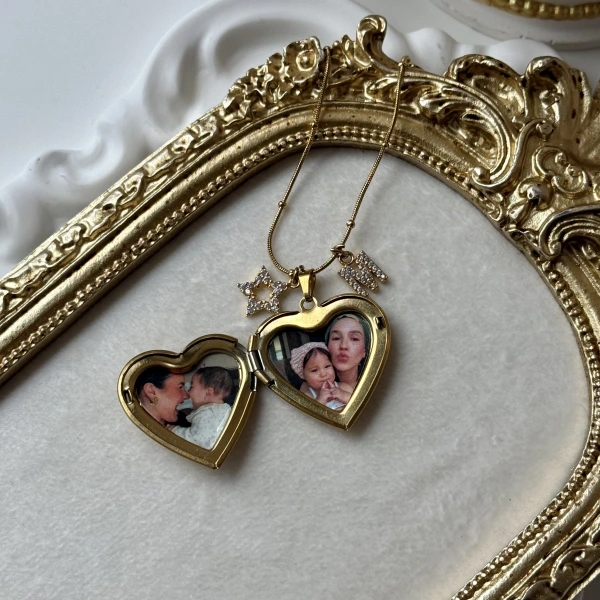 Beyaz Taş Detaylı ve Çift Fotoğraflı İşlemeli Kapaklı Kalp Kolye | (2,1 cm)