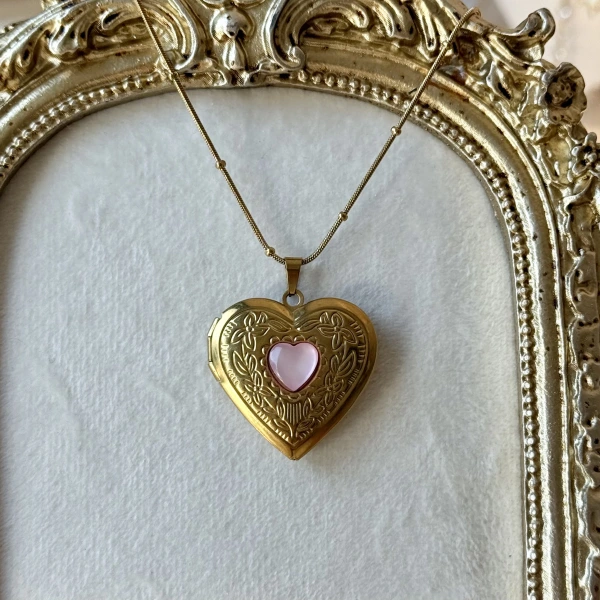 Soft Pembe Taş Detaylı Fotoğraflı ve Yazılı İşlemeli Kapaklı Kalp Kolye | (2,1 cm)