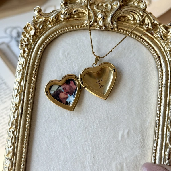 Soft Pembe Taş Detaylı Fotoğraflı ve Yazılı İşlemeli Kapaklı Kalp Kolye | (2,1 cm)