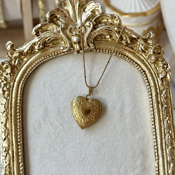 Desenli Fotoğraflı ve Yazılı Kapaklı Kolye (1,8 cm)