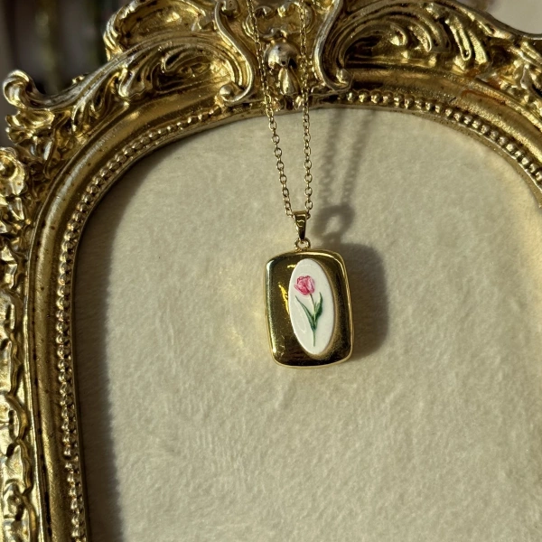 Lale Desen Kapaklı Fotoğraflı Kolye (1.6 cm)