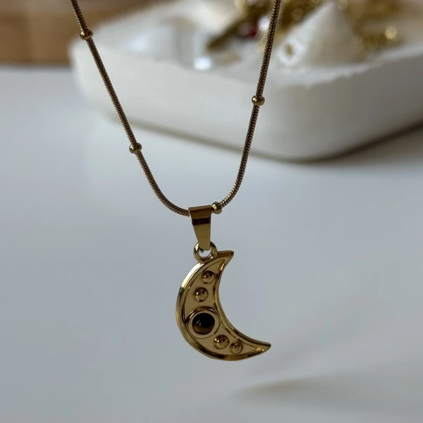 Kehribar Taşlı Hilal Kolye