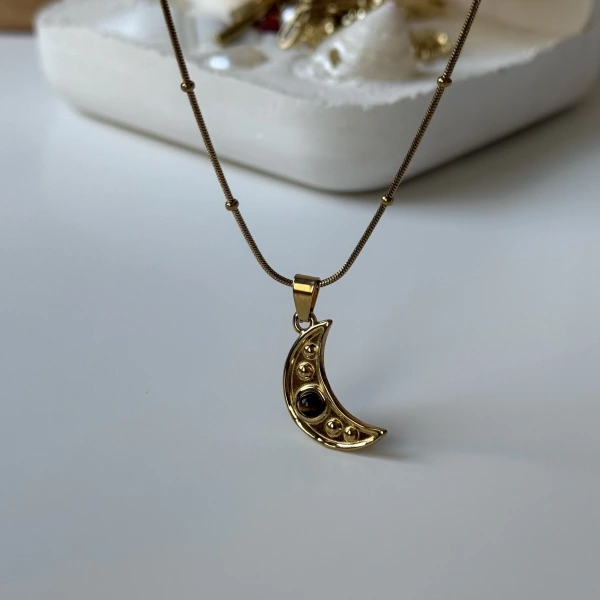 Kehribar Taşlı Hilal Kolye