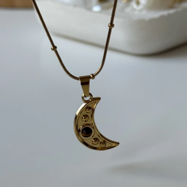 Kehribar Taşlı Hilal Kolye