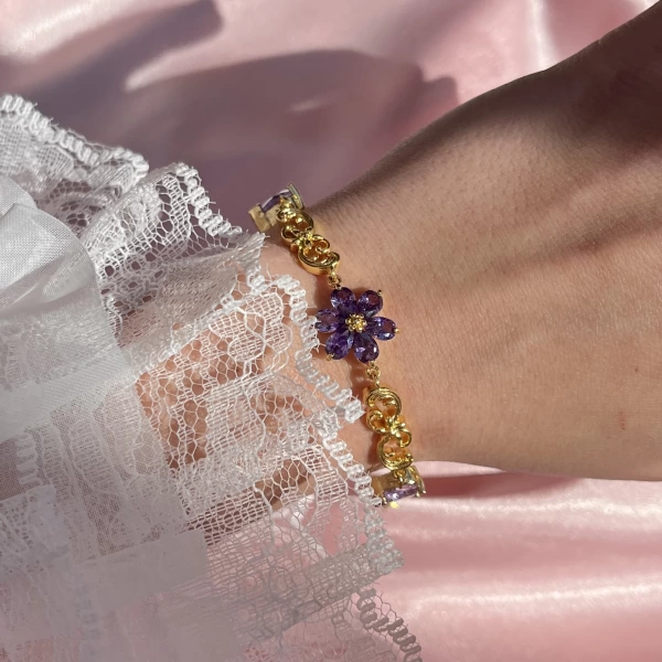 Mor Prenses Çiçekli Kalp ve Vintage Objeli Bileklik