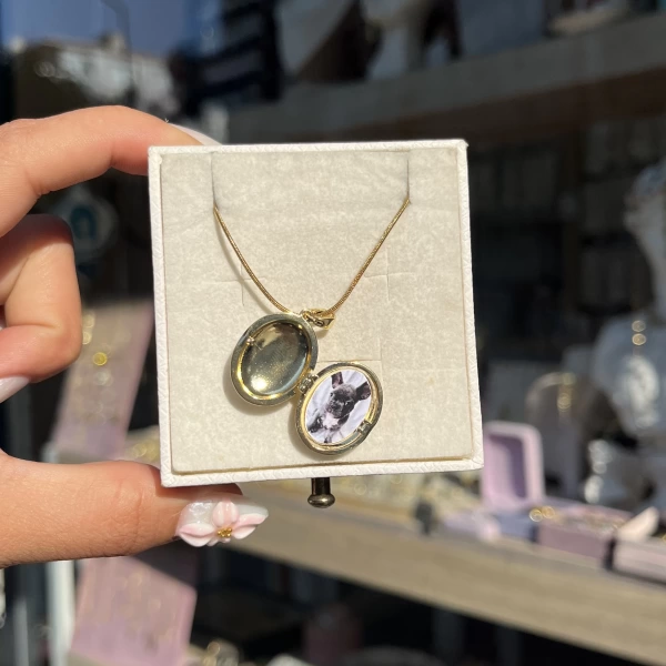 Çiçek Desenli Mineli Oval Fotoğraflı Kolye