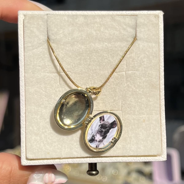 Çiçek Desenli Mineli Oval Fotoğraflı Kolye