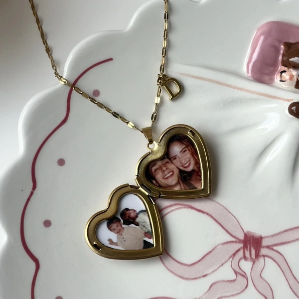 Çiçek Desenli ve Harfli Kapaklı Çift Fotoğraflı Kalp Kolye(2,1 cm)