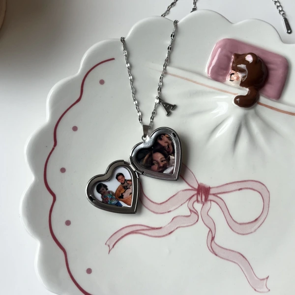 Çiçek Desenli ve Harfli Kapaklı Çift Fotoğraflı Kalp Kolye(2,1 cm)