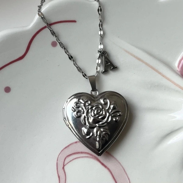 Çiçek Desenli ve Harfli Kapaklı Çift Fotoğraflı Kalp Kolye(2,1 cm)