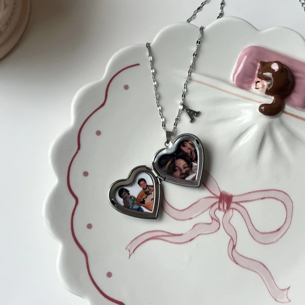 Çiçek Desenli ve Harfli Kapaklı Çift Fotoğraflı Kalp Kolye(2,1 cm)