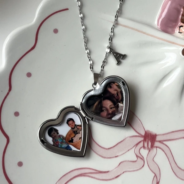 Çiçek Desenli ve Harfli Kapaklı Çift Fotoğraflı Kalp Kolye(2,1 cm)