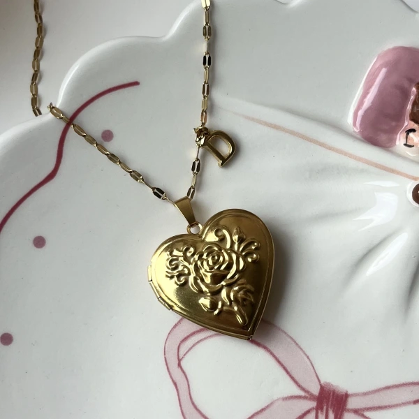 Çiçek Desenli ve Harfli Kapaklı Çift Fotoğraflı Kalp Kolye(2,1 cm)