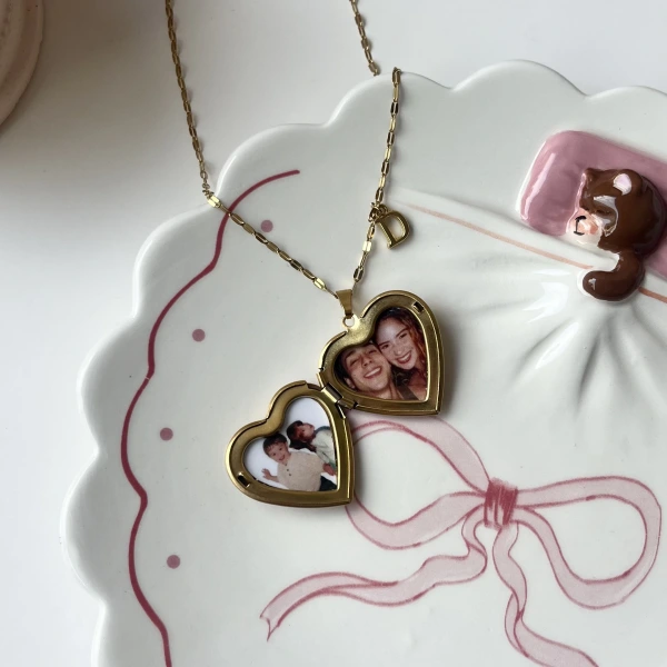 Çiçek Desenli ve Harfli Kapaklı Çift Fotoğraflı Kalp Kolye(2,1 cm)