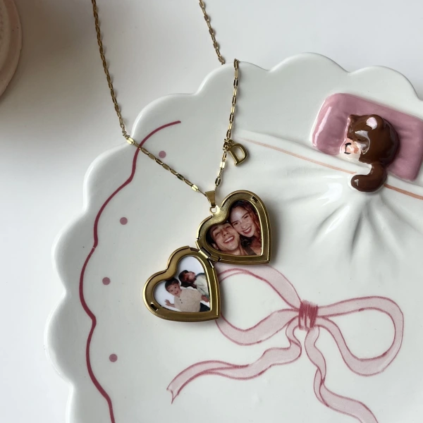 Çiçek Desenli ve Harfli Kapaklı Çift Fotoğraflı Kalp Kolye(2,1 cm)