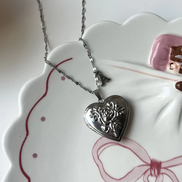 Çiçek Desenli ve Harfli Kapaklı Çift Fotoğraflı Kalp Kolye(2,1 cm)