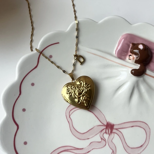 Çiçek Desenli ve Harfli Kapaklı Çift Fotoğraflı Kalp Kolye(2,1 cm)