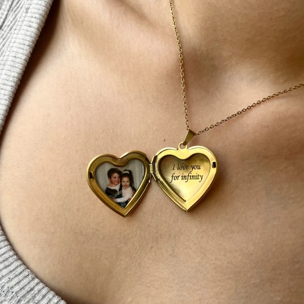 Çiçek Desenli ve Yazılı Fotoğraflı Kalp Kolye (2,1 cm)