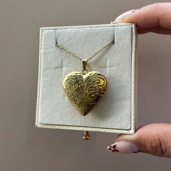 Çiçek Desenli ve Yazılı Fotoğraflı Kalp Kolye (2,1 cm)