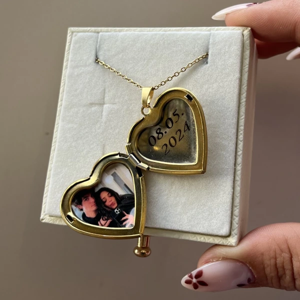 Çiçek Desenli ve Yazılı Fotoğraflı Kalp Kolye (2,1 cm)