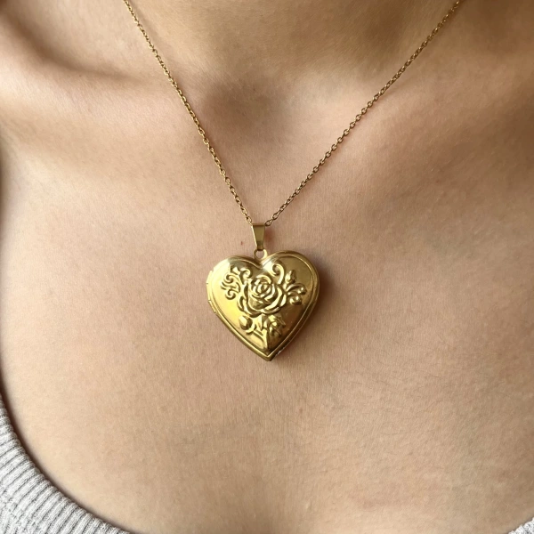 Çiçek Desenli ve Yazılı Fotoğraflı Kalp Kolye (2,1 cm)