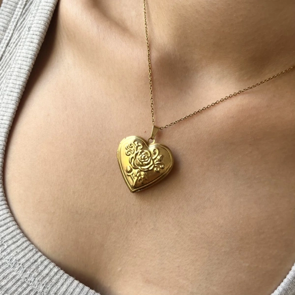 Çiçek Desenli ve Yazılı Fotoğraflı Kalp Kolye (2,1 cm)